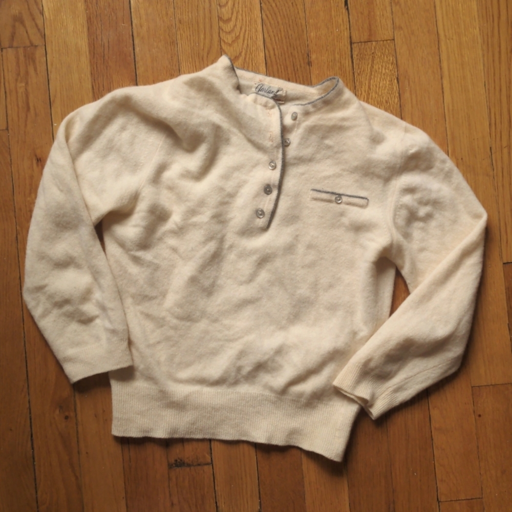 Vintage beige knit henley pullover with blue contrast trim